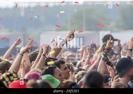 Adenau, Germania, 8 giugno 2024: I fan ascoltano Electric Callboy al Rock am Ring. Il festival si svolge presso il circuito di Nuerburgring vicino alla città Foto Stock