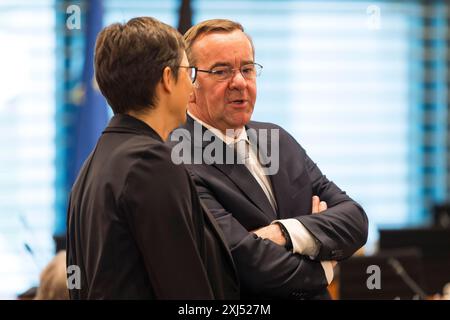 Boris Pistorius (Ministro federale della difesa, SPD) di fronte alle consultazioni della Conferenza dei presidenti dei ministri con i capi di governo Foto Stock