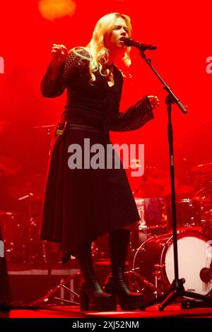 PAULA DALLA CORTE dal vivo al Fashion EP Show 2024 nella Berlin Uber Eats Music Hall il 24 giugno 2024 Foto Stock