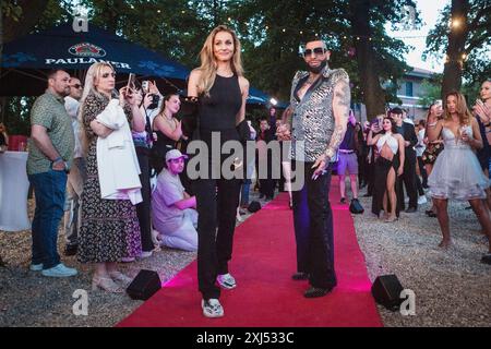 Jenice (Franziska Czurratis) e Harald Gloeoeckler alla prima Fashion Night per la sua nuova collezione di moda Teuber di HARALD GLOeOeCKLER a Loretta Foto Stock
