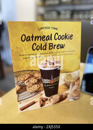 STATI UNITI. 16 aprile 2024. Volantino promozionale con Oatmeal Cookie Cold Brew presso Philz Coffee, Lafayette, California, 16 aprile 2024. (Foto di Smith Collection/Gado/Sipa USA) credito: SIPA USA/Alamy Live News Foto Stock