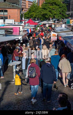 Mercato domenicale affollato a Fischmarkt nel quartiere Altona-Altstadt di Amburgo, Germania Foto Stock