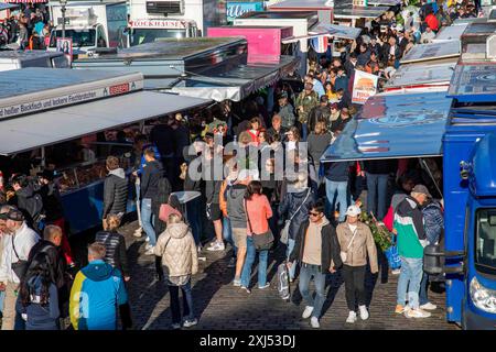 Affollato Fischmarkt la domenica mattina nel quartiere Altona di Amburgo, Germania Foto Stock