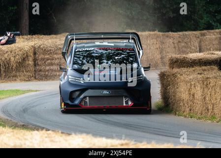 Il furgone Ford Supervan 4,2 sale sulla pista per arrampicate in collina all'evento Motorsport Goodwood Festival of Speed 2024. Furgone promozionale Ford Transit Supervan Foto Stock