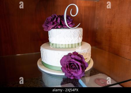 STATI UNITI. 27 aprile 2024. Primo piano di una torta nuziale con fiori di zucchero e la lettera C al forno Cenerentola Cenerentola Cakes di Costa Mesa, California, 27 aprile 2024. (Foto di Smith Collection/Gado/Sipa USA) credito: SIPA USA/Alamy Live News Foto Stock