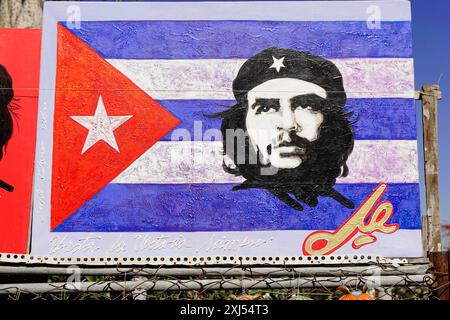 Centre, Santa Clara, Cuba, grandi Antille, Caraibi, America centrale, America, murale di che Guevara su una bandiera cubana in blu, rosso e bianco Foto Stock