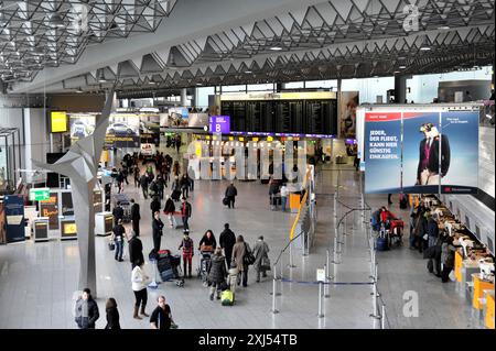 Aeroporto di Francoforte, Francoforte sul meno, Assia, Germania, Europa, grande sala d'attesa nell'aeroporto con molti viaggiatori, banchi di check-in e un Foto Stock