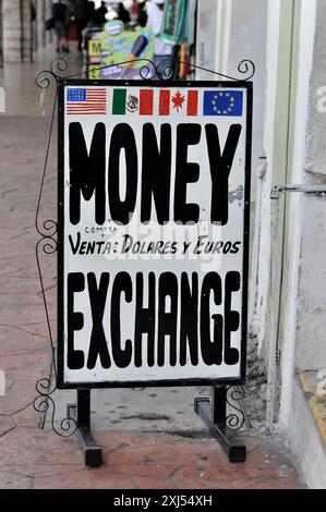 Plaza Mayor, Merida, Yucatan, Messico, America centrale, cartello sulla strada che mostra il cambio valuta di dollari ed euro in Messico Foto Stock