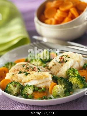 Filetto di nasello con verdure primaverili Foto Stock
