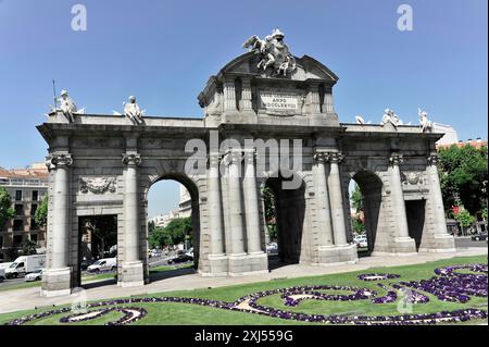 Puerta de Alcala, rotonda de la Plaza de la Independencia, Madrid, Spagna, Europa, Un grande arco trionfale con statue, circondato da prati verdi e. Foto Stock