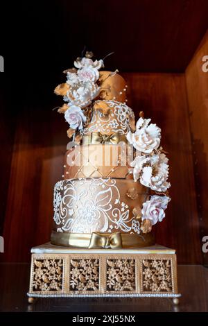 STATI UNITI. 27 aprile 2024. Vista dall'angolo basso di una torta nuziale ornata con fondente e fiori di zucchero al forno Cenerentola Cenerentola Cakes di Costa Mesa, California, 27 aprile 2024. (Foto di Smith Collection/Gado/Sipa USA) credito: SIPA USA/Alamy Live News Foto Stock