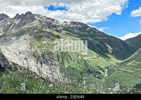 Foto con saturazione dinamica ridotta HDR sulla strada del passo Furka passo alpino passo Furka passo Furka, Canton Vallese, Svizzera Foto Stock