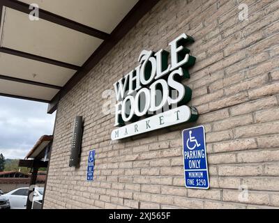 STATI UNITI. 15 aprile 2024. Vista esterna del negozio Whole Foods Market con cartelli aziendali e indicazioni per il parcheggio designato, Lafayette, California, 15 aprile 2024. (Foto di Smith Collection/Gado/Sipa USA) credito: SIPA USA/Alamy Live News Foto Stock