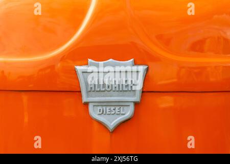 Allgaier Diesel, trattore Porsche, logo in lamiera su cofano verniciato arancione, Offenbach, Dreieich, Assia, Germania Foto Stock