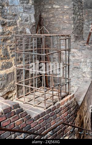 Castello di Praga, gabbia di tortura in metallo medievale nella torre di Daliborka, Praga, Repubblica Ceca Foto Stock