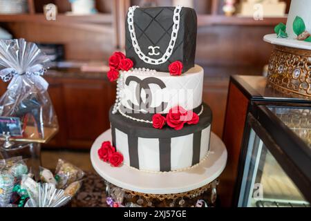 STATI UNITI. 27 aprile 2024. Una torta è stata preparata per assomigliare a una borsa Chanel presso la pasticceria Cenerentola Cakes a Costa Mesa, California, 27 aprile 2024. (Foto di Smith Collection/Gado/Sipa USA) credito: SIPA USA/Alamy Live News Foto Stock