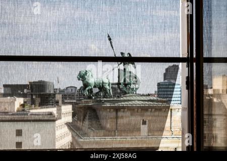 Vista attraverso un sipario della Quadriga al Brandeburgo Tor, Berlino, 27 giugno 2024, Berlino, Berlino, Germania Foto Stock