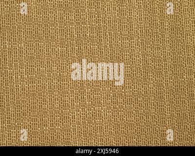 Immagine ad alta risoluzione del tessuto burlap testurizzato che presenta un motivo a trama dettagliata in una tonalità beige naturale, ideale per sfondi o tessuti Foto Stock
