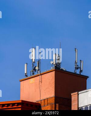 Montanti di trasmissione e antenne per telefoni cellulari sul tetto, Berlino, Germania Foto Stock