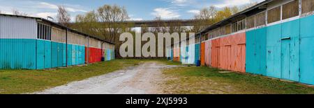 Sito industriale con Tor Tor colorato nei magazzini di Stralsund, Meclemburgo-Vorpommern, Germania Foto Stock