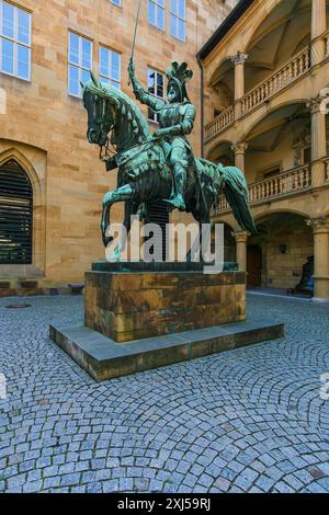 Statua equestre del conte Eberhard im Bart, Eberardo i, duca, statua in bronzo, arte pubblica, grande scultura, cavallo, spada, armatura, Altes Schloss Foto Stock