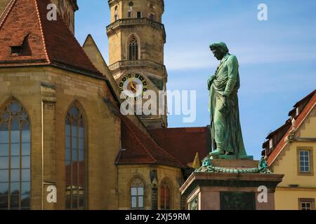 Monumento di Schiller sulla Schillerplatz, scultura, grande scultura, scultura del classicismo, monumento a un poeta, arte nello spazio pubblico, corona d'alloro Foto Stock