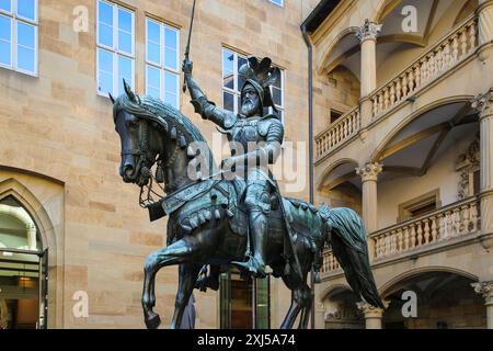 Statua equestre del conte Eberhard im Bart, Eberardo i, duca, statua in bronzo, arte pubblica, grande scultura, cavallo, spada, armatura, Altes Schloss Foto Stock