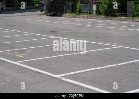 linee bianche per parcheggiare l'auto in città, il parcheggio dei veicoli nelle aree urbane su cartelli con linee bianche indica i parcheggi senza pagatori Foto Stock