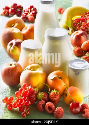 Yogurt in vasi di vetro,latte in bottiglia di vetro e frutta Foto Stock