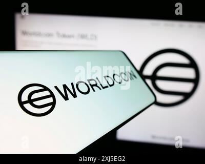 Stoccarda, Germania, 02-15-2024: Telefono cellulare con logo del progetto di criptovaluta Worldcoin (Tools for Humanity) davanti al sito web aziendale. Concentrati Foto Stock