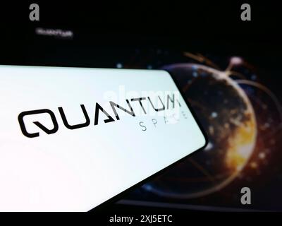 Stoccarda, Germania, 02-19-2024: Smartphone con logo della società aerospaziale americana Quantum Space LLC davanti al sito web aziendale. Concentrati su Foto Stock