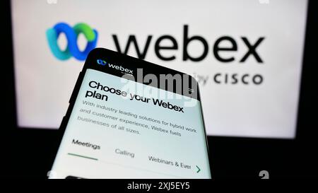 Stoccarda, Germania, 02-19-2024: Smartphone con sito web della società statunitense di comunicazioni unificate Webex by Cisco davanti al logo aziendale. Concentrati su Foto Stock