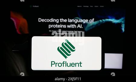 Stoccarda, Germania, 02-16-2024: Persona che detiene il cellulare con il logo della società statunitense di biotecnologie Profluent Bio davanti alla pagina web aziendale. Concentrati su Foto Stock