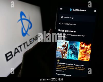Stuttgart, Germania, 02-21-2024: Persona che possiede uno smartphone con pagina web della piattaforma di gioco online Battle.net (Blizzard Entertainment) con logo. Concentrati Foto Stock