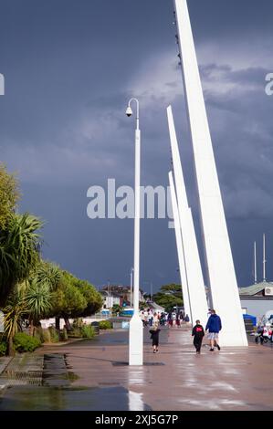 Affacciato sul lungomare di Southend on Sea dopo una forte doccia a pioggia Foto Stock