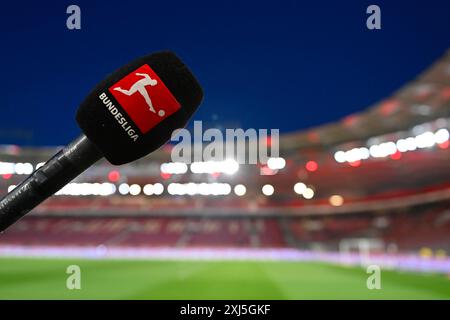 Microfono, microfono, logo, Bundesliga, interni, partita illuminata, ora blu, MHPArena, MHP Arena Stuttgart, Baden-Wuerttemberg, Germania Foto Stock