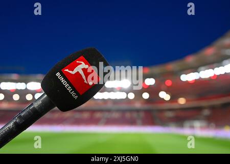 Microfono, microfono, logo, Bundesliga, interni, partita illuminata, ora blu, MHPArena, MHP Arena Stuttgart, Baden-Wuerttemberg, Germania Foto Stock