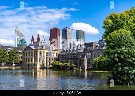 DAS Mauritshuis, historisches Kunstmuseum am Binnenhof, Sitz der niederländischen Regierung, Hofvijver Teich, Skyline der Innenstadt am Hauptbahnhof, in der City von Den Haag, Niederlande, Skyline Den Haag *** Mauritshuis, museo d'arte storica presso il Binnenhof, sede del governo olandese, stagno Hofvijver, skyline del centro della città presso la stazione centrale, nel centro della città di l'Aia, Paesi Bassi, skyline di l'Aia Foto Stock