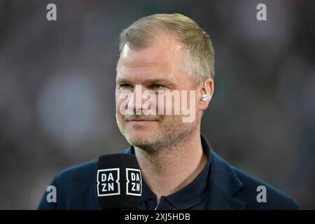 Direttore sportivo Fabian Wohlgemuth VfB Stuttgart ritratto, in un'intervista, microfono, mike, logo, DAZN, WWK Arena, Augusta, Baviera, Germania Foto Stock