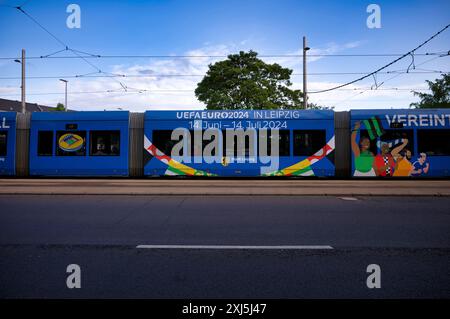 Tram, pubblicità di auto intere per EURO 2024, Campionato europeo di calcio, Lipsia, logo, slogan Benvenuti a Lipsia, United by Friends, Lipsia Foto Stock