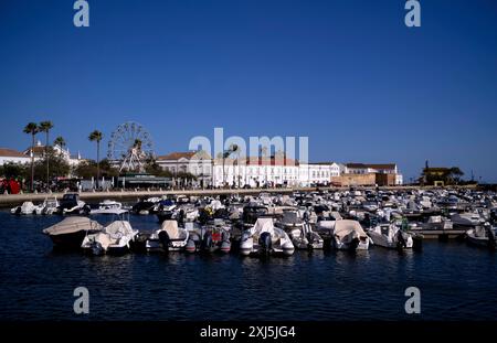 Vista sul porticciolo, sul porto, sulla ruota panoramica, sulle barche, sulla cattedrale Igreja da se, sulla città vecchia, faro, Algarve, Portogallo Foto Stock