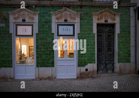 Casa verde con azulejos, piastrelle, piazza Praca Luis de Camoes, città vecchia, Lagos, atmosfera serale, Algarve, Portogallo Foto Stock