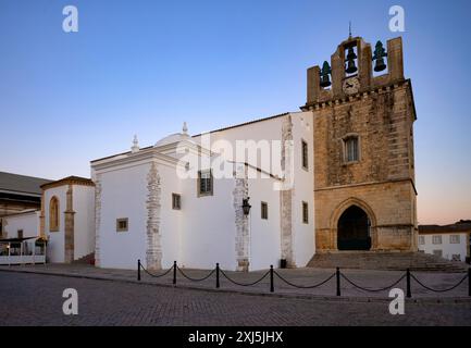 Cattedrale Igreja da se Catedral de Faro, città vecchia, Faro, ora blu, crepuscolo, Algarve, Portogallo Foto Stock