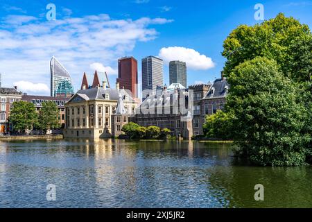 DAS Mauritshuis, historisches Kunstmuseum am Binnenhof, Sitz der niederländischen Regierung, Hofvijver Teich, Skyline der Innenstadt am Hauptbahnhof, in der City von Den Haag, Niederlande, Skyline Den Haag *** Mauritshuis, museo d'arte storica presso il Binnenhof, sede del governo olandese, stagno Hofvijver, skyline del centro della città presso la stazione centrale, nel centro della città di l'Aia, Paesi Bassi, skyline di l'Aia Foto Stock