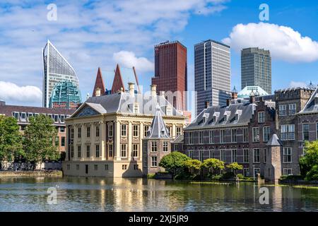 DAS Mauritshuis, historisches Kunstmuseum am Binnenhof, Sitz der niederländischen Regierung, Hofvijver Teich, Skyline der Innenstadt am Hauptbahnhof, in der City von Den Haag, Niederlande, Skyline Den Haag *** Mauritshuis, museo d'arte storica presso il Binnenhof, sede del governo olandese, stagno Hofvijver, skyline del centro della città presso la stazione centrale, nel centro della città di l'Aia, Paesi Bassi, skyline di l'Aia Foto Stock