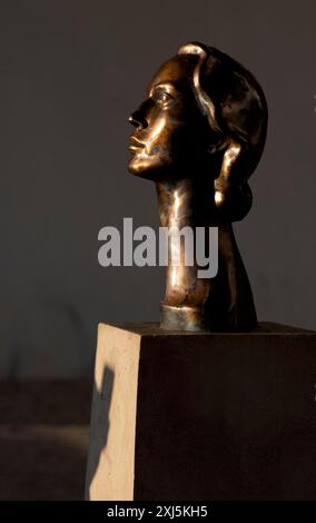 Busto in bronzo di Sophia de Mello Breyner Andresen, capo, donna, presso il punto panoramico di Miradouro da Graca, anche Sophia de Mello Breyner Andresen, vista sulla città Foto Stock