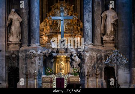 Vista interna, altare, chiesa Igreja de Sao Domingos, Lisbona, Portogallo Foto Stock