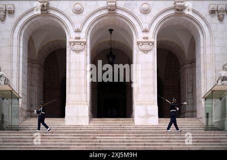Guardia armata di pattuglia di fronte all'edificio del parlamento Palacio de Sao Bento, Assembleia da Republica, Assemblea della Repubblica, Lisbona, Portogallo Foto Stock