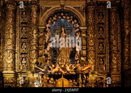 Vista interna, cappella Capela do Santissimo Sacramento, scultura di Nossa Senhora da Assuncao, chiesa Igreja de Sao Roque, Lisbona, Portogallo Foto Stock