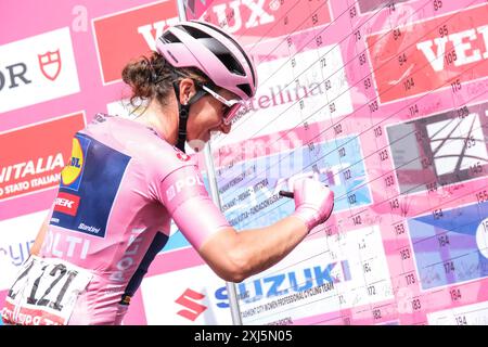 ELISA Longo Borghini (ITA) di LIDL Trek indossa la maglia rosa al via del giro ciclistico femminile 2024 partenza dell'ottava tappa finale da Pescara a l'Aquila. Foto Stock